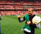 VDEO: acompanhe a visita de Jos Aldo ao Emirates Stadium para jogo da Seleo Brasileira