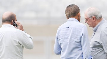 Gilvan acompanha treino do Cruzeiro, que tem reforço entre os relacionados para o clássico