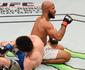 Demetrious Johnson mantm cinturo dos moscas com finalizao histrica no UFC 186