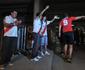 Torcedores cantam e do apoio  delegao do River Plate antes de duelo com Cruzeiro