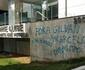 Sede do Cruzeiro amanhece pichada em protesto contra Marcelo e Gilvan: 'Fora, parasitas' 