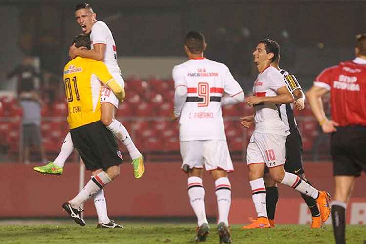 Goleiros do Bahia treinam cobranças de falta em trabalho com Rogério Ceni 