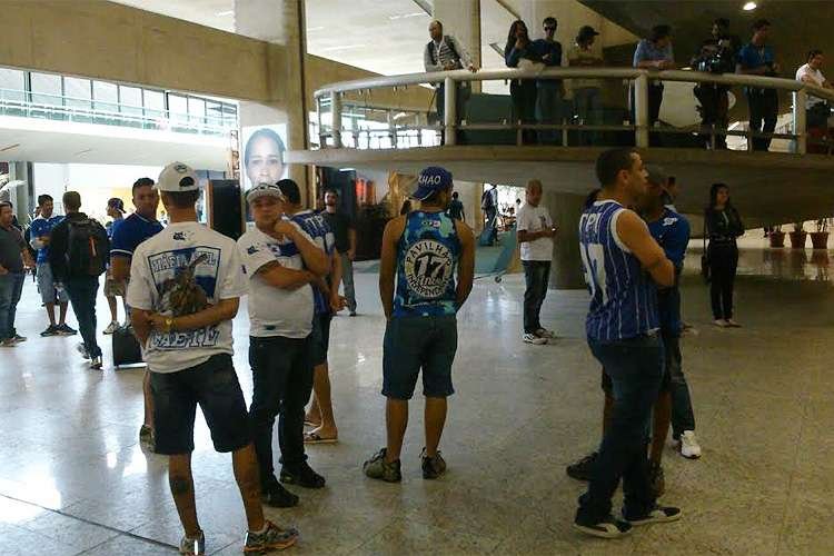 Após goleada, delegação do Cruzeiro foge de protesto da torcida no desembarque em Confins