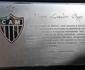 Aps completar 200 jogos pelo Atltico, Victor recebe placa comemorativa da diretoria do clube