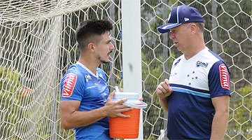 Em alta após a chegada de Mano, Willian torce por permanência do treinador no Cruzeiro