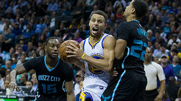 Clássico intenso entre Lakers e Warriors termina em vitória para LA