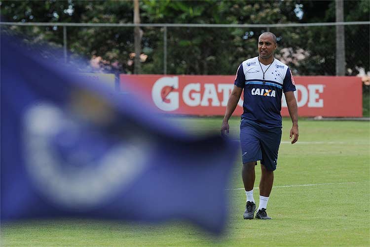 Com triunfo no clássico e liderança isolada, Deivid se blinda após período de cobranças