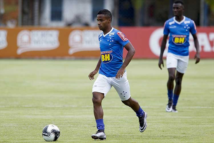 Ascensão de Elber acirra disputa por vaga no ataque do Cruzeiro e ameaça selecionáveis