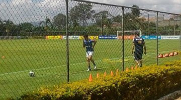 Em recuperação de lesão na coxa esquerda, Willian inicia trabalhos físicos em campo na Toca