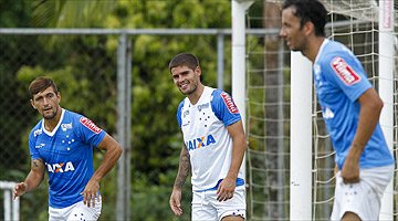 À espera de Henrique, Cruzeiro pode ter recorde de estrangeiros no time titular neste domingo