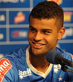 De contrato novo, Alisson comemora boa fase, convocação à Seleção e parte física em di