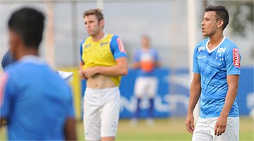 Com voltas de lateral e volante, Cruzeiro inicia preparação na Toca para partida em Varginha