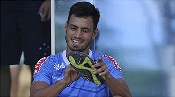 Miño revela inspiração em ídolos argentinos e ex-cruzeirense para cobranças de faltas