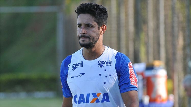 Sem atuar há um mês, Leo fala de nova chance e traça objetivos pessoais com camisa do Cruzeiro