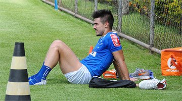Reincidência de lesões leva comissão técnica do Cruzeiro a ser cautelosa sobre volta de Willian