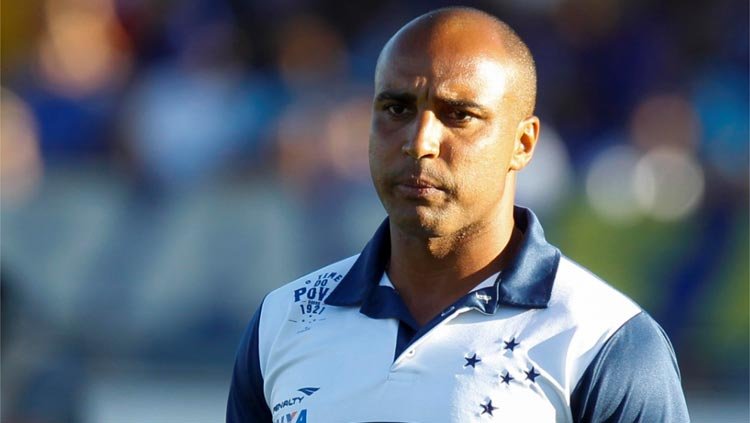 Recuo mortal, fim de seca, bicicleta e torcida blasé na vitória do Cruzeiro