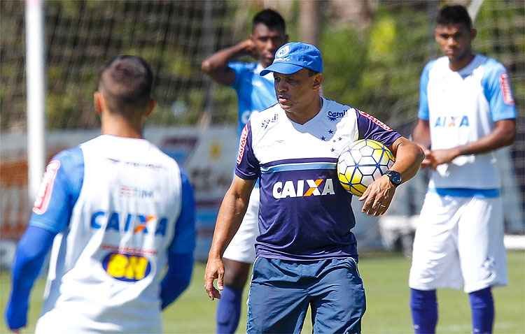 Interino, Delamore mostra convicções de futebol próprias e exige alma ao Cruzeiro no Mineirão