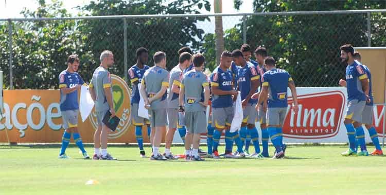 Olhares atentos e concentração para decifrar a novidade que atravessou o Atlântico para a Toca