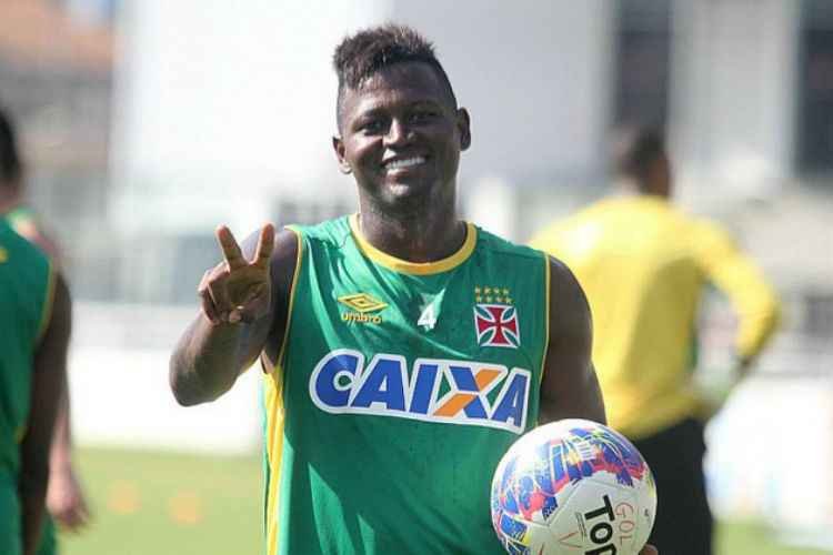 Com volta de Riascos, Cruzeiro terá de escolher estrangeiros para mandar a campo nos jogos