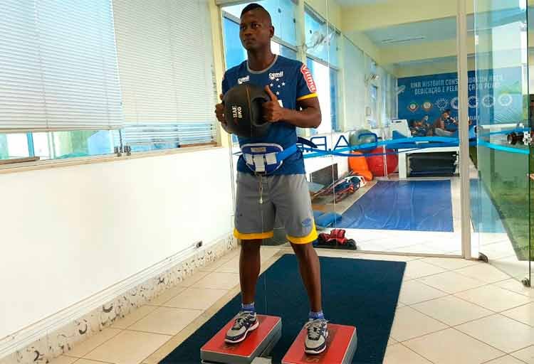 Reintegrado, Riascos será avaliado de maneira cautelosa pelo novo treinador do Cruzeiro