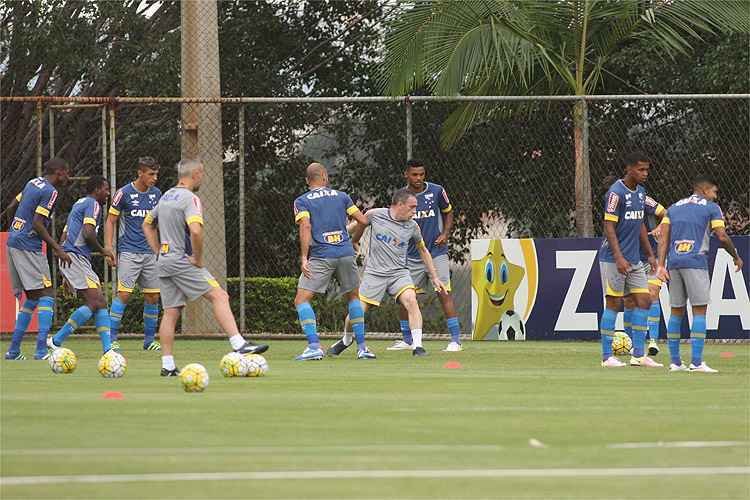 A cada jogo uma surpresa: em cinco partidas, Bento jamais repetiu escalação no Cruzeiro