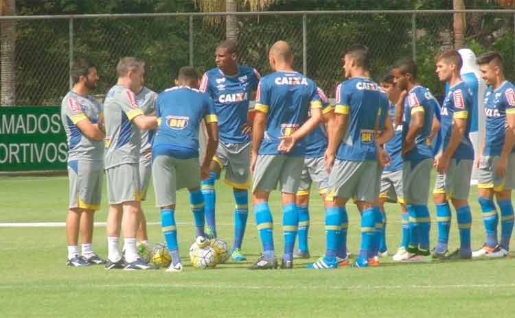 Em parte aberta do treino, Paulo Bento mostra repetição de time para jogo com o Santa Cruz