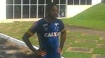 Reforço para a lateral esquerda, Edimar chega à Toca da Raposa II para iniciar exames médicos