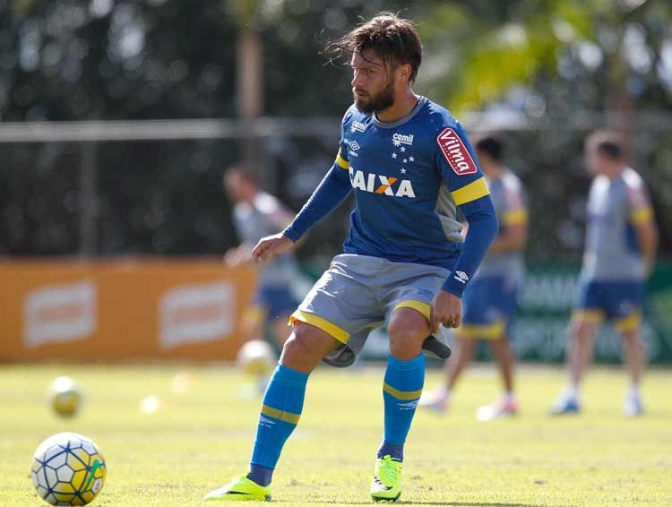 Em treino para os reservas, Rafael Sobis e Ramón Ábila ensaiam dupla de ataque no Cruzeiro