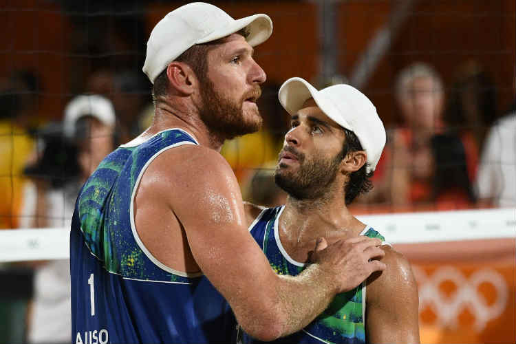 Brasiliense Bruno Schmidt é eleito o melhor jogador de vôlei de praia da  temporada em 2015