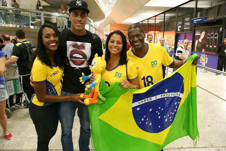 Na Volta A Bh Campeao Olimpico Lucarelli Ganha Festa Da Familia E Dos Amigos No Aeroporto Jogos 2016