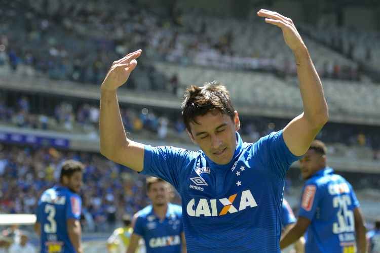 Em grande fase, meia Robinho se destaca com gols importantes e na armação de jogadas