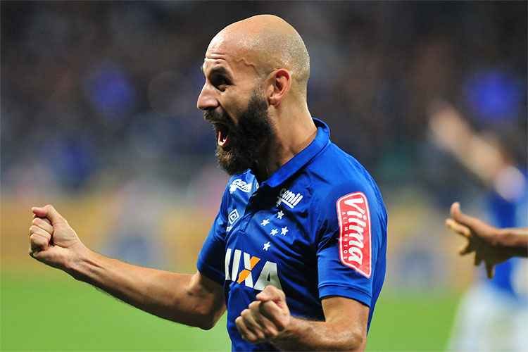 De xerife a goleador: na bola aérea, zagueiro Bruno Rodrigo é arma perigosa do Cruzeiro