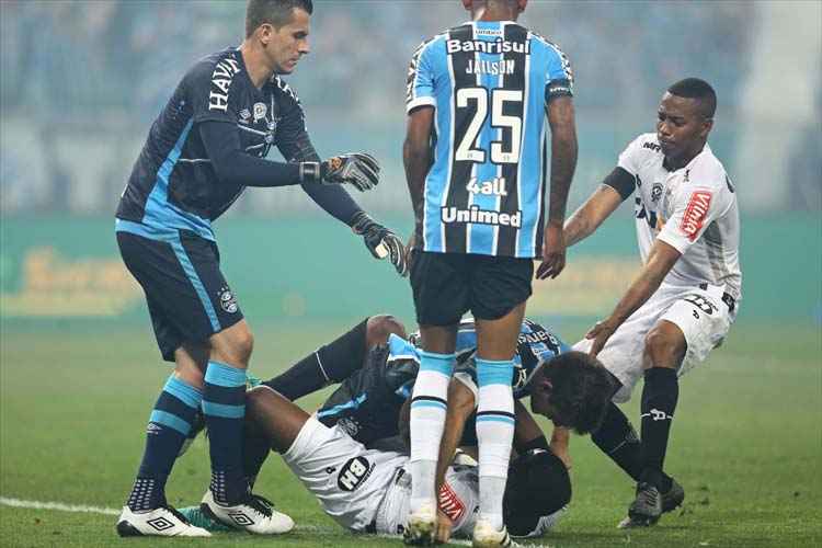 Briga na final da Copa do Brasil entre Atlético e Grêmio mancha homenagens  à Chapecoense - Superesportes