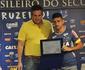 Arrascaeta  homenageado pelos 100 jogos no Cruzeiro e avisa: 'S falta levantar a taa'