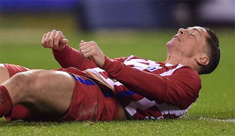 Jogador cai inconsciente em campo, e jogo da Premier League é