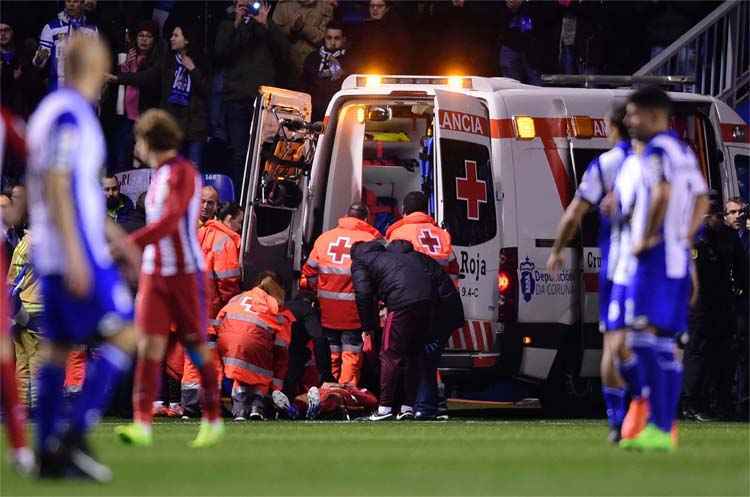 Jogador cai inconsciente em campo, e jogo da Premier League é