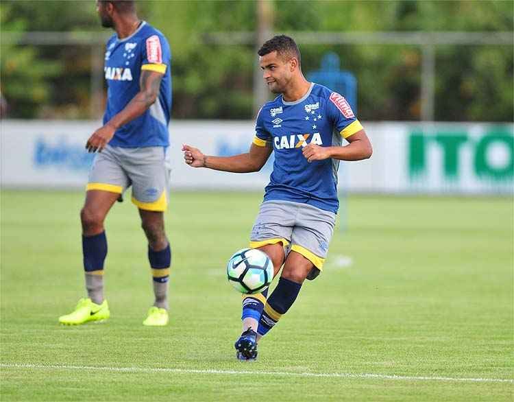 Alisson se dedica a treinos de finalizações para aumentar número de gols pelo Cruzeiro
