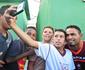 Torcedores do Boa Esporte tiram selfies com goleiro Bruno em Varginha