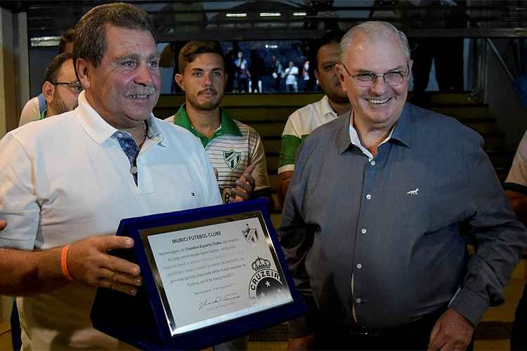 Cruzeiro entrega placa ao Murici-AL antes de jogo pela terceira fase da Copa do Brasil