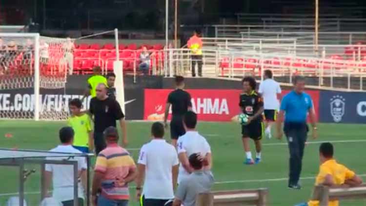 V Deo Garoto Invade Treino Da Sele O Para Chegar Perto E Ganhar Abra O De Neymar Superesportes