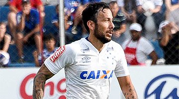 Ariel tem trauma no joelho esquerdo e vira dúvida no Cruzeiro para jogo com Atlético