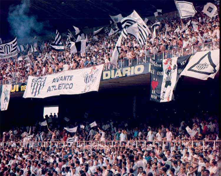 Povão, Mineirão dividido, sinalizadores: Cruzeiro x 