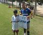 Thiago Neves troca camisas com garoto Denner e promete emoldurar uniforme pintado  mo em vestirio do Cruzeiro