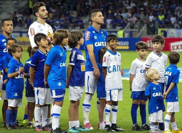 Garotos empolgados, orgulho da professora: cidade do Uruguai