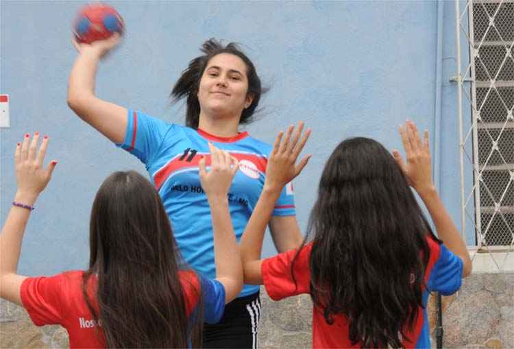 Meninas de escola de BH podem representar Brasil em Mundial de Handebol, no  Catar - Mais Esportes - Superesportes