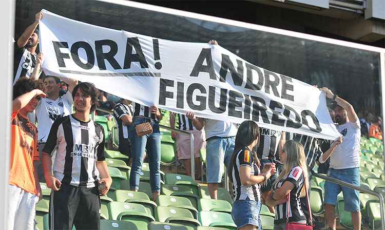 Galoucura protesta contra Felipão e pede saída de jogadores do