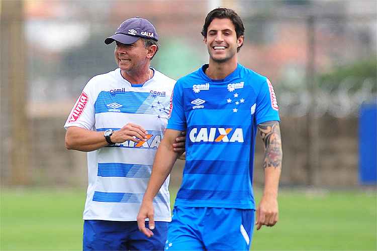 Troca de comando, futebol ruim e invasão de campo: Cruzeiro revive