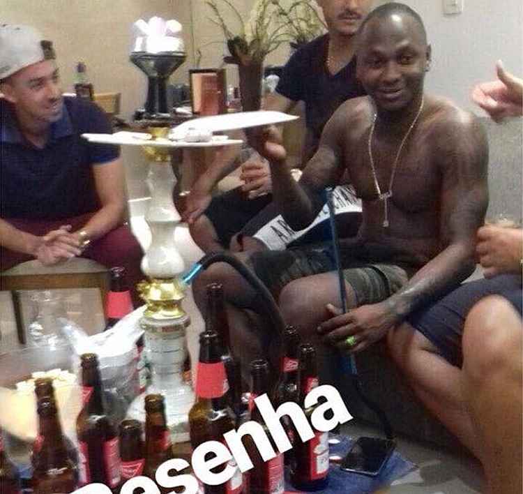 Atacante do Cruzeiro explica suposta foto fumando em festa