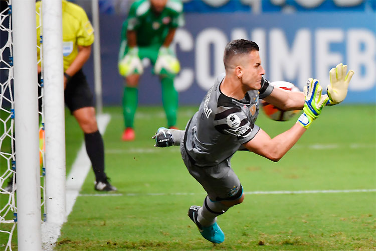 Weverton explica por que bateu o último pênalti na final da Recopa  Sul-Americana; confira