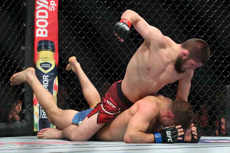 Após caos, Nurmagomedov vence Iaquinta e é o novo campeão peso